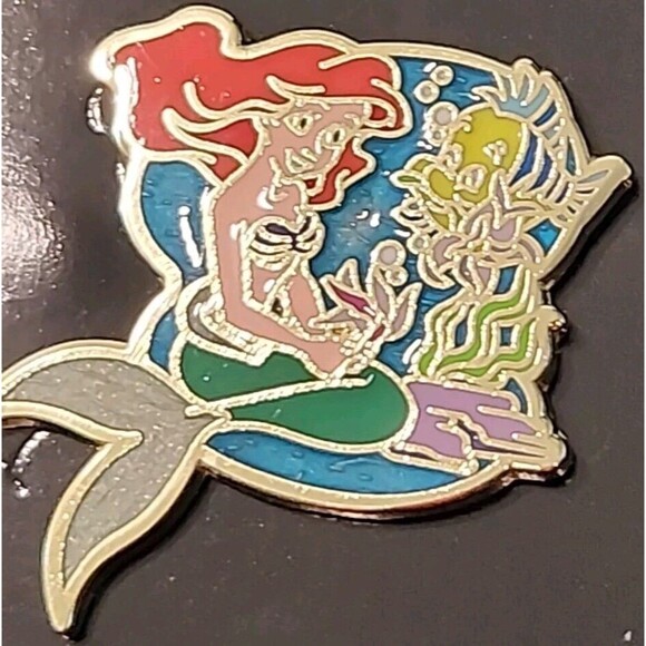 Disney Little Mermaid Princess Ariel Jerry Leigh Flounder Flower 2010 Pin 77690 - Picture 2 of 4